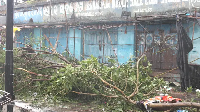 اس طوفان نے جس ساحلی علاقے کو متاثر کیا وہاں اکثر مکانات کچے یا نیم پختہ تھے اور انہیں شدید بارش اور طوفانی ہواؤں سے نقصان پہنچا ہے۔