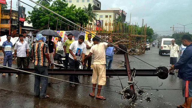 طوفان سے سب سے زیادہ متاثرہ ریاست اڑیسہ کے دارالحکومت بھوونیشور میں طوفانی ہواؤں نے بجلی کے کھمبے اکھاڑ ڈالے