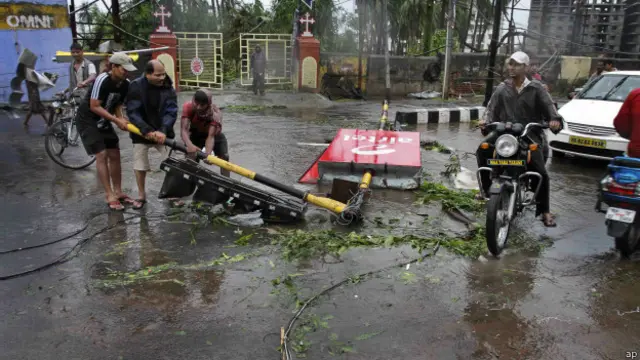 تند و تیز ہواؤں نے ٹریفک سگنل بھی توڑ ڈالے