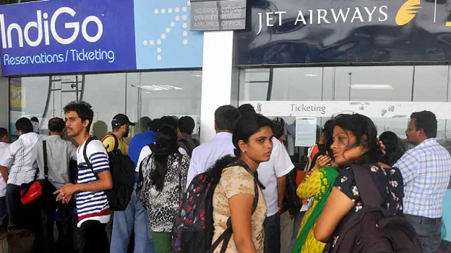 بھوونیشور کے ہوائی اڈے پر سینکڑوں مسافر فضائی سروس کی بحالی کے منتظر دکھائی دیے