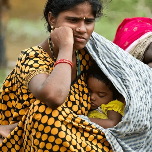 امدادی کیمپ میں مقیم یہ خاتون بھی اپنے مستقبل کے بارے میں سوچ میں ڈوبی دکھائی دیتی ہے۔