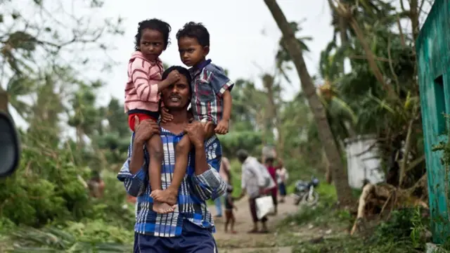 ریاست کے ساحلی قصبات میں لوگ اپنے مال و اسباب کو پہنچنے والے نقصان کا اندازہ لگانے نکلے۔