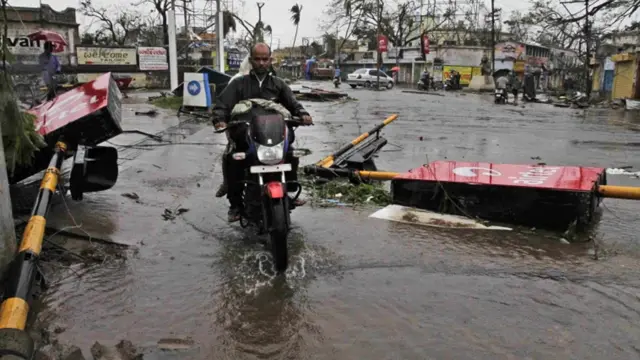 اڑیسہ کے شہر بہرام پور میں طوفان کا زور ٹوٹنے کے بعد تباہی کے آثار نمایاں ہیں۔