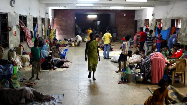 وفي مدينة غوبالبور الساحلية قضى مئات السكان ليلتهم في ملاجئ ومدارس ومبان حكومية، خوفا من الإعصار.