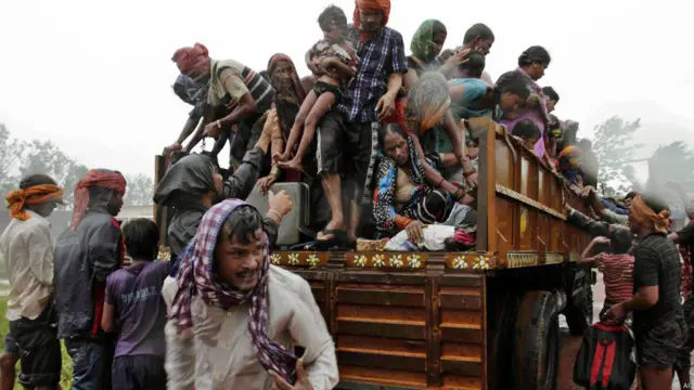 وطلبت السلطات من السكان مغادرة مساكنهم وعدم البقاء في أماكن الخطر، ولكن بعض السكان أصروا على المكوث في بيتوهم.