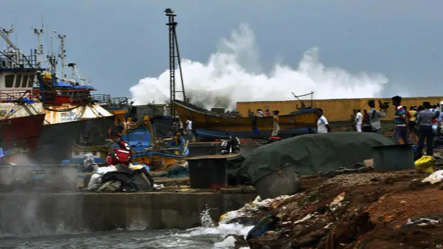 مياه البحر غمرت أحياء غانجام، خوردا وبوري، جاغاتنبغبور بولاية أوريسا.