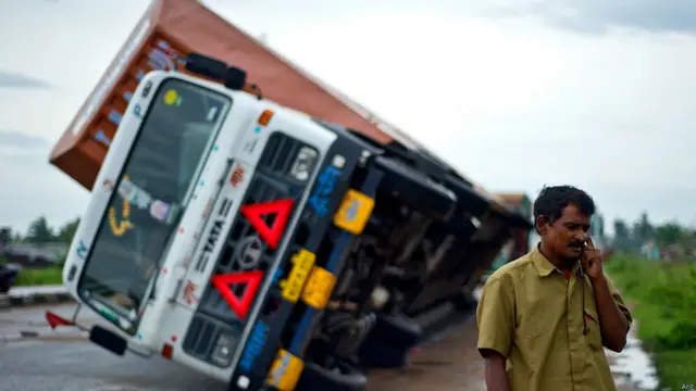 وانقطعت وسائل الاتصال في المنطقة كما قطعت الطرق، مما سيجعل مهمة تقييم الوضع هناك صعبة.