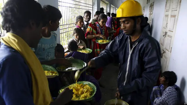 عمال الإغاثة والمتطوعون يجمعون الغذاء لتوصيله إلى مئات الآلاف في المخيمات.