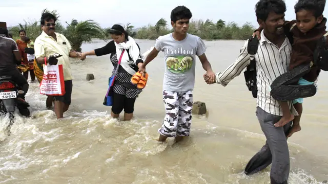 ओडिशा में कई जगह पानी भर गया है और लोग अपने घरों को लौटने की कोशिश कर रहे हैं. 