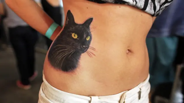 ایک عورت نے بلی کا ٹیٹو کرا رکھا ہے۔