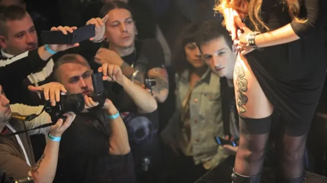 ایک عورت ٹانگ پر بنا ٹیٹو دکھا رہی ہے۔ 