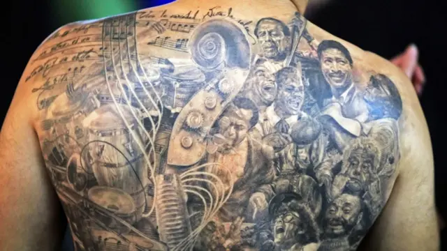 اس مرد کے کمر پر سالسہ ڈانس کی تاریخ کا مکمل ٹیٹو بنا ہوا ہے۔ 