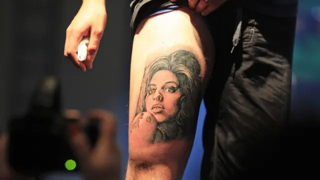 ٹانگ پر بنا عورت کا ٹیٹو۔