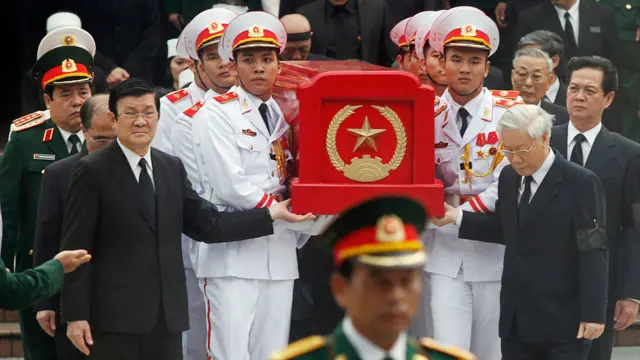 Los actuales líderes vietnamitas, como el presidente Truong Tan Sang y el primer ministro Nguyen Tan Dung, cargaron el féretro junto con soldados y veteranos de la independencia del país.