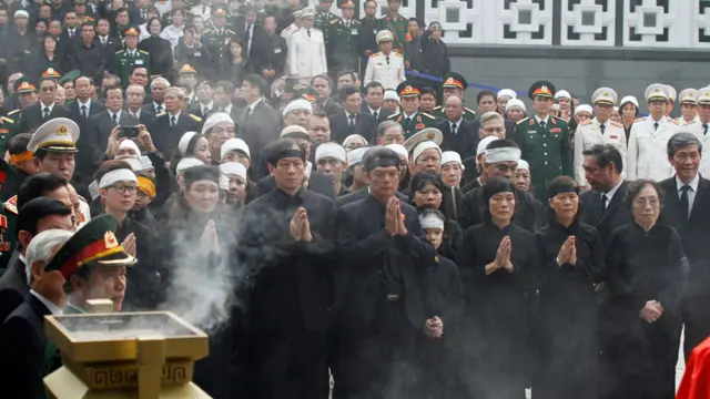 Familiares del general presentaron sus últimos respetos durante la ceremonia que tuvo lugar en la Casa Nacional de Funerales. 