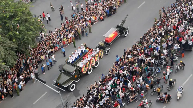 Soldados vietnamitas transportaron el féretro del héroe de las luchas de independencia de Vietnam primero contra Francia y luego contra Estados Unidos.
