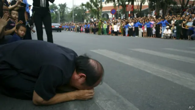 Мужчина плачет на похоронах генерала Зяпа