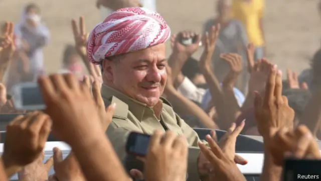 بارزاني أثناء زيارته مخيم لاجئين سوريين في أربيل