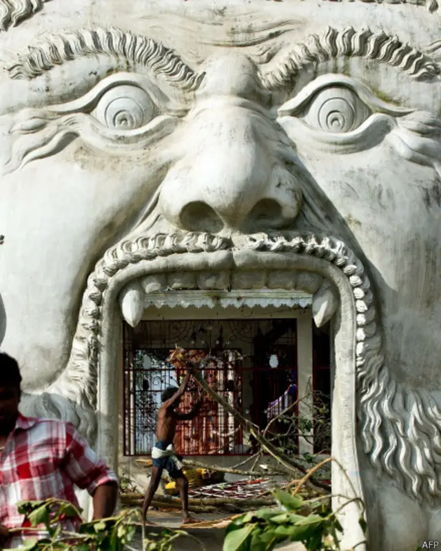 उड़ीसा में तूफ़ान के बाद से कई जगह तबाही मची है. पूजा के एक पंडाल के बाहर इलाक़े की सफ़ाई करते लोग.