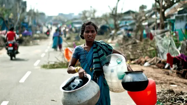 समुद्री तूफ़ान पायलिन ने शनिवार शाम ओडिशा और आंध्र प्रदेश के तटीय इलाक़ों में अपने तेवर दिखाए. दिन में अंदाज़ा लगा कि ख़तरा कितना बड़ा था.