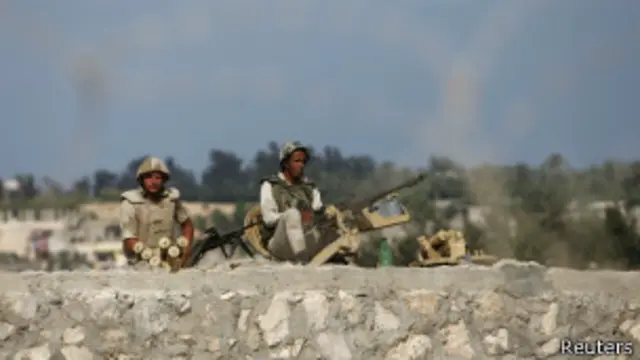 ألقي القبض على المواطن لخرقه حظر التجوال بمدينة الشيخ زويد