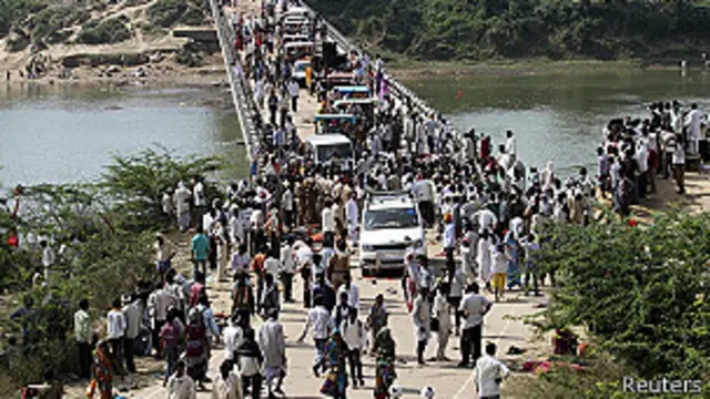Gente cruza un puente después de la estampida