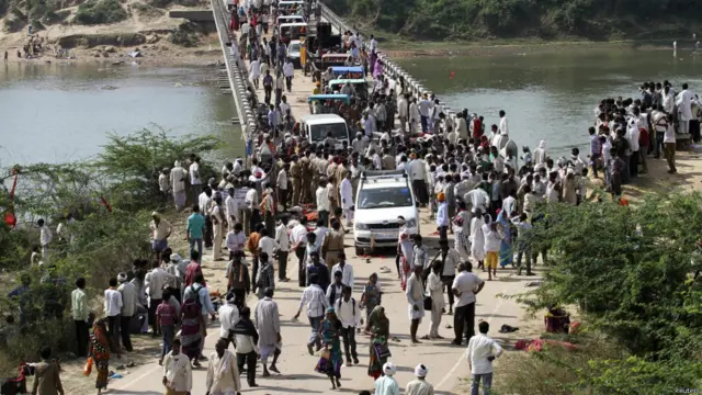 इसी पुल पर रविवार को दशहरा के दिन हादसा हुआ. पुल पर हज़ारों लोग अचानक चीखते हुए छोर की तरफ भागने लगे, जिससे भगदड़ की स्थिति बन गई.