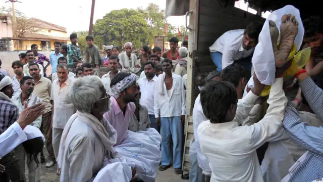 राहत और बचाव कार्यों के लिए प्रशासनिक इंतजाम में भारी कमी देखी गई. लोग खुद ट्रकों में शवों को भरकर ले जा रहे हैं.