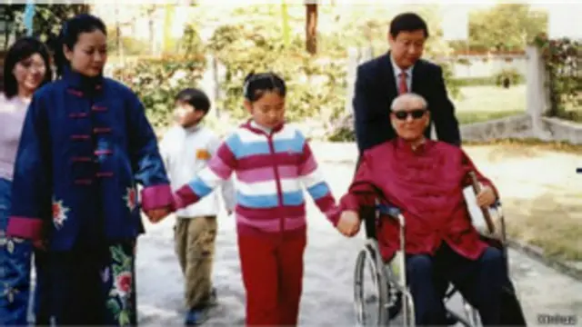 习近平与父亲和家人