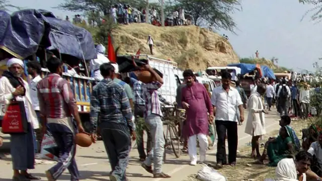 मध्य प्रदेश के दतिया जिले में रतनगढ़ मंदिर के पास भगदड़ में मारे गए लोगों के पास बैठे उनके परिजन. भगदड़ में अब तक 91 लोगों के मारे जाने की पुष्टि हो गई है.