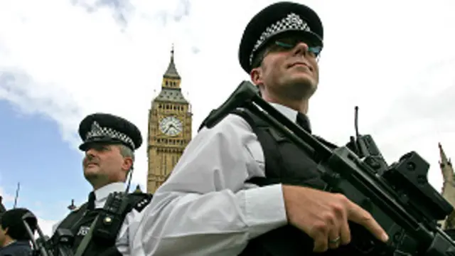 د ایم کیو ایم ګوند مشر الطاف حسین له ۲۰ کلونو راهیسې برتانیا کې ژوند کوي او د دغه هېواد تابعیت یې هم تر لاسه کړی دی.