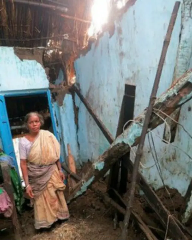 लक्ष्मी बेहरा जैसे हज़ारों गरीब लोगों को तूफ़ान ने बर्बाद कर दिया है.