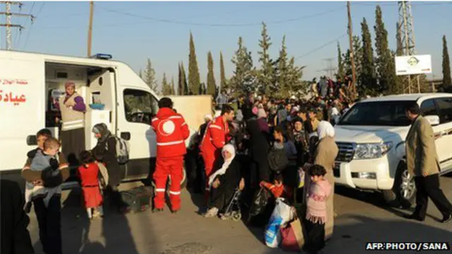 Relawan Bulan Sabit Merah membantu evakuasi 1.500 orang dari pinggran Damaskus akhir pekan ini