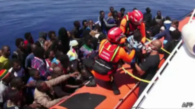 意大利海岸巡逻队救助非洲难民
