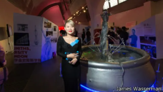 华裔艺术家金翱文代表史密斯学院创作的音控喷泉。