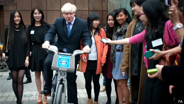 伦敦市长在北京伦敦创新展上展示伦敦“鲍里斯单车”