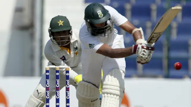 ہاشم آملہ نے انتہائی عمدہ بیٹنگ کی اور میچ میں اپنی سنچری مکمل کی جبکہ ڈومنی نصف سنچری مکمل کرنے کے بعد 57 رنز پر آؤٹ ہو گئے