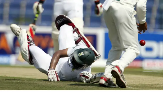 پاکستانی بالر محمد عرفان نے ابتدا میں ہی دو وکٹیں لے کر پہلے پیٹرسن کو آؤٹ کر کے پاکستان کو پہلی کامیابی دلوائی اور پھر اوپنر گریم سمتھ کو بھی 15 کے انفرادی سکور پر وکٹوں کے پیچھے کیچ کروایا