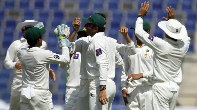 پاکستانی کرکٹ ٹیم کے کھلاڑی جنوبی افریقہ کے جیک کیلس کو آؤٹ کرنے کے بعد