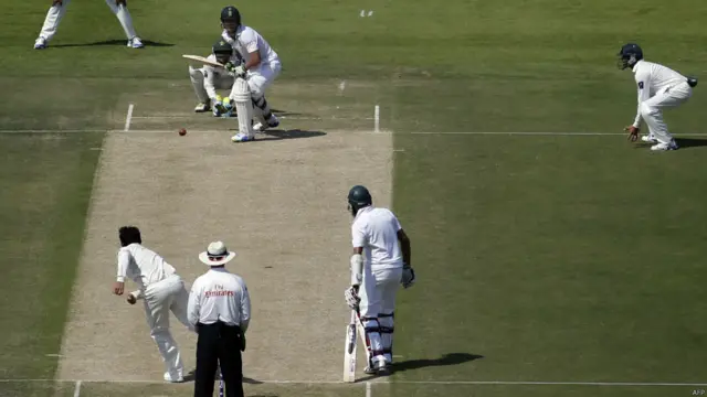 پاکستان اور جنوبی افریقہ کے مابین پہلا ٹیسٹ میچ متحدہ عرب امارات کی ریاست ابو ظہبی می کھیلا جا رہا ہے اور میچ میں جنوبی افریقہ نے ٹاس جیت کر پہلے کھیلنے کا فیصلہ کیا