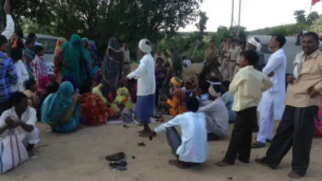 रविवार को रतनगढ़ में हुए हादसे में सौ से भी ज्यादा लोगों की मौत हो गई थी.