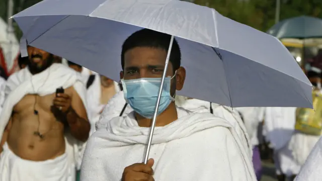 سانس کے وبائی مرض سے بچنے کے لیے اس سال بھی سکیورٹی عملے اور بہت سے حاجیوں کو ماسک پہننے کی ہدایت کی گئی تھی۔ 