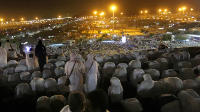 میدان عرفات میں حاجیوں کا اجتماع۔ یہ وہ مقام ہے جہاں پیغمبر اسلام نے اپنی زندگی کا آخری خطبہ دیا تھا