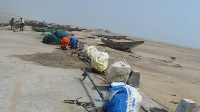 यही वो तट है, जहां पायलिन तूफ़ान सबसे पहले टकराया था, अब यहां सन्नाटा है 