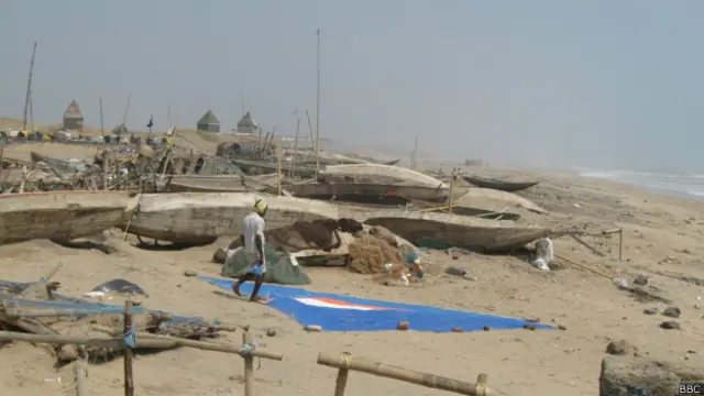 गोपालपुर के मछुआरों की ज्यादातर नावें बह गईं, जो बचीं वो खराब हो चुकी हैं