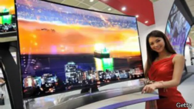 Antes de que Samsung lanzara su teléfono con curvas, LG ya vendía televisores con pantallas flexibles.