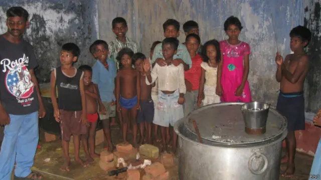 राहत शिविरों में तूफ़ान से प्रभावित मछुआरों के खाने की व्यवस्था की गई है