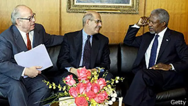 از راست کوفی عنان دبیرکل سازمان ملل، محمدالبرادعی مدیرکل آژانس و هانس بلیکس رئیس بازرسان تسلیحاتی سازمان ملل در عراق اندکی پیش از حمله آمریکا به عراق