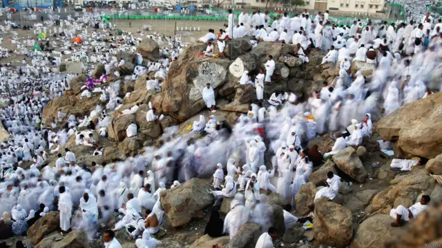 ويقضي الحجاج النهار في عرفات من بعد شروق الشمس حتى الغروب، ثم ينفرون إلى مزدلفة استعدادا لرمي الجمرات.