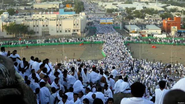 توافد مليون ونصف المليون حاج الاثنين على جبل عرفات لأداء الركن الأعظم في مناسك الحج.